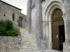 Chauvigny - Portale della chiesa collegiata di San Pietro (chiesa romanica), scale e l'alloggiamento vecchia casa del Museo delle Tradizioni Popolari e di Archeologia