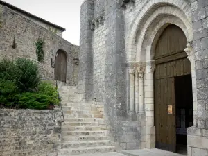 Chauvigny - Portal de la colegiata de San Pedro (iglesia romana), las escaleras y la vivienda antigua casa del Museo de Tradiciones Populares y Arqueología