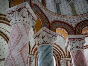 Chauvigny - Intérieur de la collégiale Saint-Pierre (église romane) : colonnes aux chapiteaux sculptés (sculptures) et peintures murales