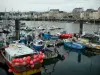 Cherbourg-Octeville - Blick auf den Hafen und seine Fischdampfer und seine Boote, und die Gebäude der Stadt