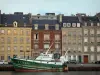 Cherbourg-Octeville - Schiff angelegt am Kai und Gebäude der Stadt