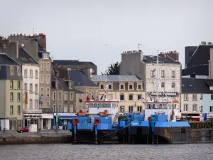 Cherbourg-Octeville - Schiffe angelegt (Hafen), Häuser und Gebäude der Stadt