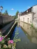 Chevreuse - Passeggiata dei ponticelli, lungo il canale Yvette, con vista sul vecchio essiccatoio per le pelli (ex conceria)