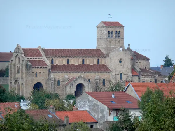 Chiesa di Châtel-Montagne - Chiesa romanica di Notre-Dame e tetti del villaggio di Borbone Montagne