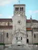 Chiesa di Châtel-Montagne - Campanile della chiesa romanica di Notre-Dame e il monumento ai caduti