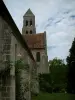 Chiesa di Morienval - Chiesa abbaziale con una delle sue torri, un cespuglio di rose (rose) e gli alberi