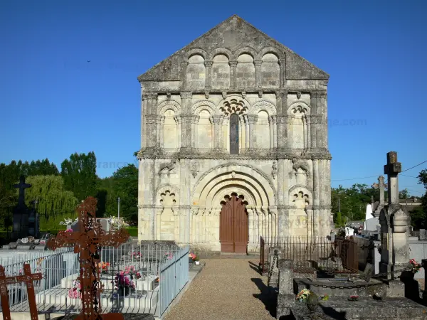 Chiesa di Petit-Palais-et-Cornemps - Facciata romanica della chiesa di Saint-Pierre e cimitero
