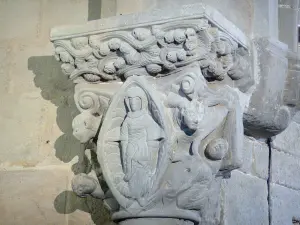 Chiesa di Rieux-Minervois - All'interno della chiesa romanica di Santa Maria scolpita capitali (Assunzione della Vergine), il lavoro del maestro Cabestany
