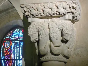 Chiesa di Rieux-Minervois - All'interno della chiesa romanica di Santa Maria scolpita capitali e macchiato