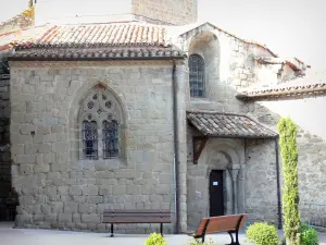 Chiesa di Rieux-Minervois - Panchine ai piedi della Sainte-Marie