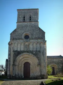 Chiesa di Rioux - Portale della chiesa romanica in Saintonge