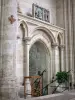 Chiesa di Saint-Sulpice-de-Favières - All'interno della Chiesa di St. Sulpice: ingresso alla Cappella dei Miracoli