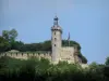 Chinon - Schloß: Turm Horloge und Befestigungsmauern