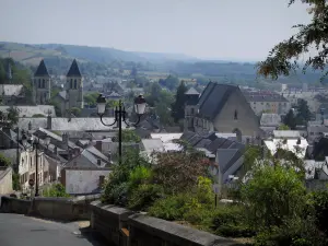 Chinon - Collégiale Saint-Mexme à gauche, église Saint-Étienne et maisons de la ville