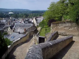 Chinon - Houses of the old town and path leading to the castle