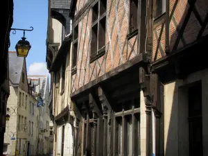 Chinon - Maisons à pans de bois et lampadaire