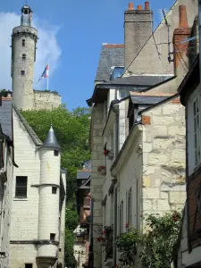 Chinon - Tour de l'Horloge du château dominant les demeures de la vieille ville