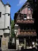 Chinon - Grote Carroi: Hotel van de Staten-Generaal, versierd met een hoektoren, de huisvesting van het Museum van Oude Chinon, en Red House (nog steeds vakwerk)