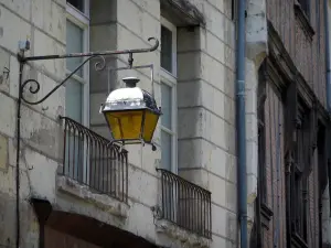 Chinon - Lampadaire et façades de maisons