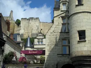 Chinon - Tourelle du palais du Bailliage en premier plan et château (forteresse médiévale)