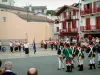 Ciboure - Witte huizen met rode luiken van de oude stad en fronton hosten van een show van de volksmuziek