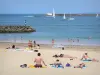 Ciboure - Playa de arena de la localidad y sus huéspedes con vistas al Océano Atlántico y las idas y venidas de los barcos