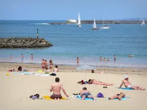 Ciboure - Sandy beach of the resort and its holidaymakers with a view of the Atlantic Ocean and the boats coming back and forth