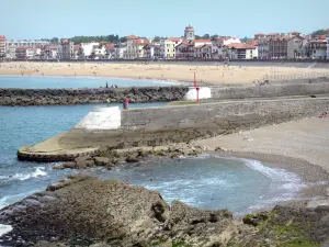 Ciboure - Ciboure spiaggia, all'entrata del porto e il lungomare di Saint-Jean-de-Luz in background