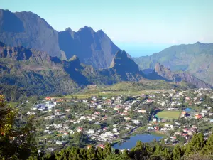 Circo de Cilaos - Panorama sobre la ciudad de Cilaos en su entorno montañoso desde el mirador de la Roche Merveilleuse