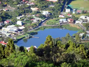 Circo de Cilaos - Con vistas a las cañas estanque rodeado de casas y zonas verdes