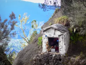 Circo de Cilaos - Oratorio antes de la llegada Taïbit cervical, con vistas a Cilaos