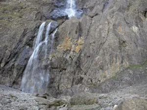 Circo de Gavarnie - Salto Grande y la pared de la roca del circo en el Parque Nacional de los Pirineos