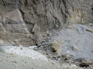 Circo de Gavarnie - Las ovejas contra la pared de la roca del circo en el Parque Nacional de los Pirineos