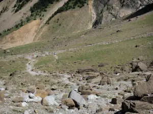 Circo de Gavarnie - Paisaje durante el ascenso por la pared de roca de la ruta de circo llena de rocas