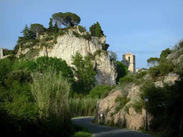 Circo de Mourèze - Roca torre de la iglesia del pueblo, los árboles y por carretera