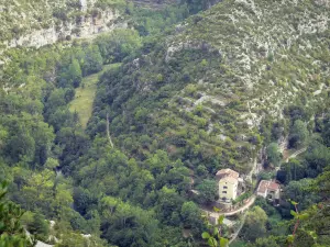 Circo de Navacelles - Vista del antiguo meandro del tornillo y las casas de la aldea de Navacelles, el corazón del anfiteatro natural