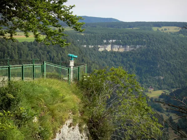 Cirque de Consolation - Belvédère de la Roche du Prêtre avec vue sur le Val de Consolation (reculée)