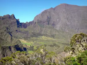 Cirque de Mafate - Mening van de Grote Bénare van een wandelpad van Mafate