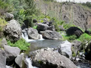 Cirque de Mafate - Doorspekt rivier rotsen