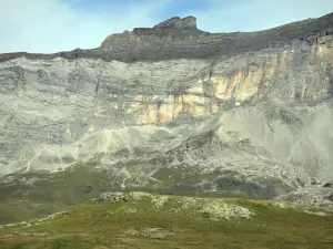 Cirque de Troumouse - Parois rocheuses du cirque ; dans le Parc National des Pyrénées