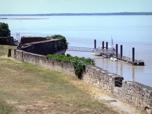 Citadelle de Blaye - Vue sur la halte nautique et l'estuaire de la Gironde depuis les remparts de la citadelle