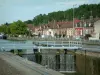 Cité des Bateliers - À Longueil-Annel : berge, écluse, canal latéral à l'Oise, maisons de brique et arbres