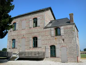 Cité gallo-romaine de Jublains - Maison de la Tonnelle, centre d'hébergement des archéologues, à l'emplacement supposé du forum