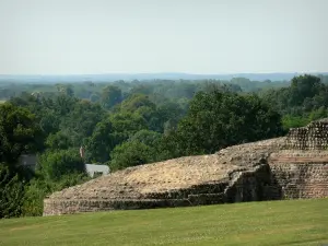 Cité gallo-romaine de Jublains - Site archéologique : muraille de la forteresse gallo-romaine et paysage verdoyant alentour