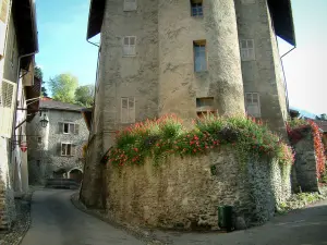 Città medievale di Conflans - Ripida strada con Ramus torre decorata di fiori, case e fontana del villaggio