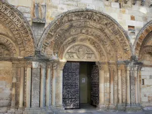 Civray - Kirche Saint-Nicolas im romanischen Stil: gemeisselte Fassade, mittleres Kirchenportal