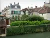 Clamecy - Gevels van huizen en tuinen langs de rivier Beuvron