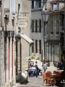 Clamecy - Vicolo nel centro storico con i suoi caffè all'aperto e facciate di case