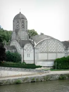 Clamecy - Notre-Dame-de-Bethléem church along River Yonne