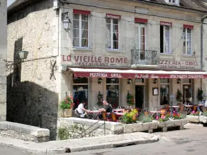 Clamecy - Terrasse de restaurant fleurie